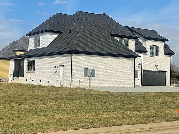 5th image of 3803 Carriage Dr