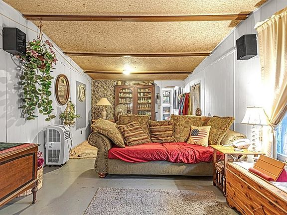 2nd image of 22054 Dogwood Cir