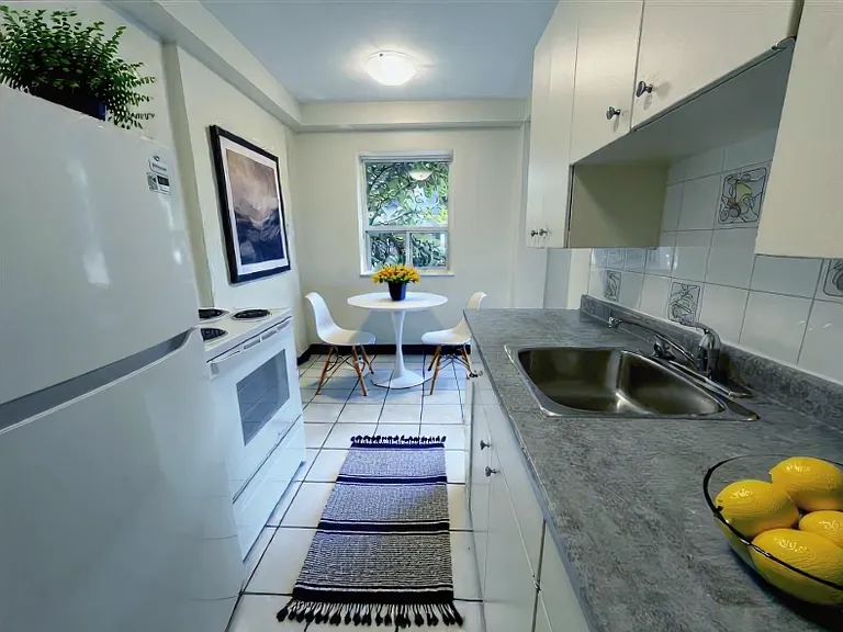 2 Oakburn Cres #4 — Photo 2
