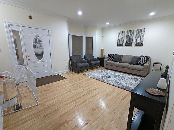 3rd image of 164 Grenville St