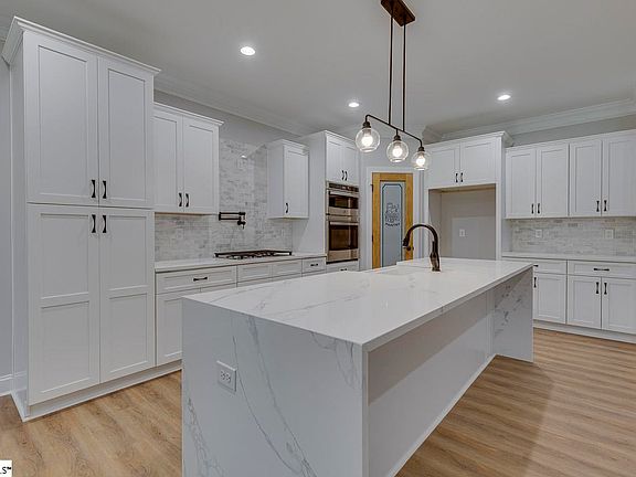 2nd image of 513 Quail Hollow Rd