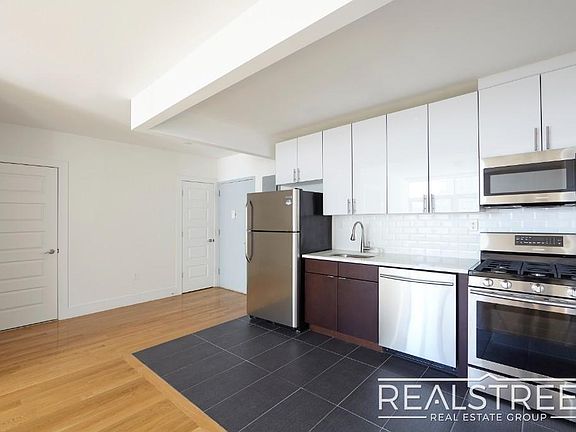 3rd image of 9002 Queens Blvd APT 326
