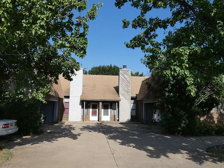 2905 NE Tortoise Dr #D — Photo 1