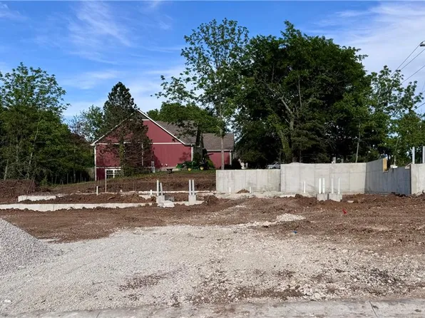 8675 Eagle Creek Dr, De Soto, KS 66018