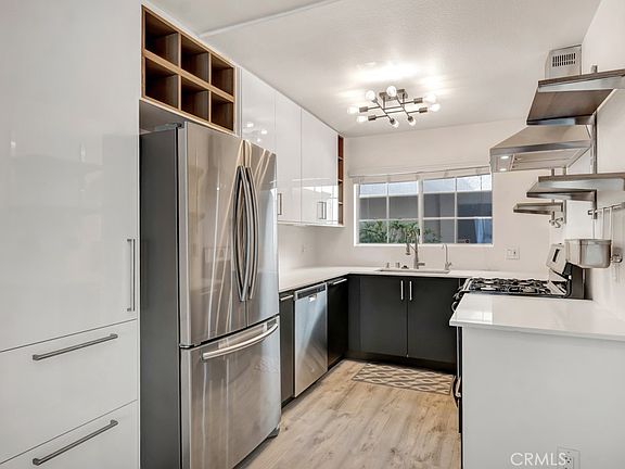 5th image of 5550 Owensmouth Ave APT 104
