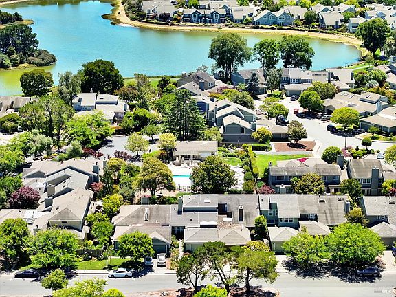 3rd image of 125 Spinnaker Point Drive