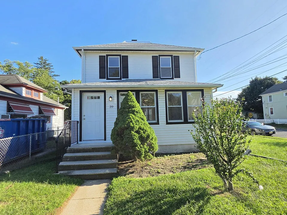 39 Sunset Ave E