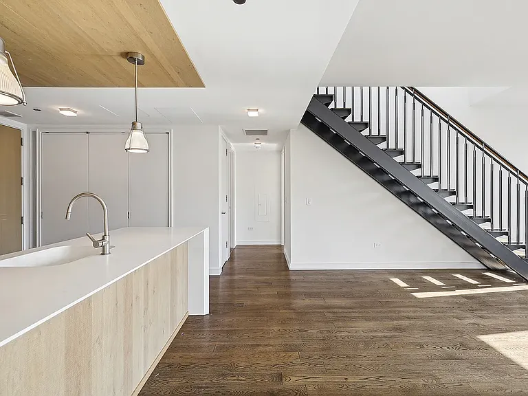 211 E 13th St #PENTHOUSE — Photo 4