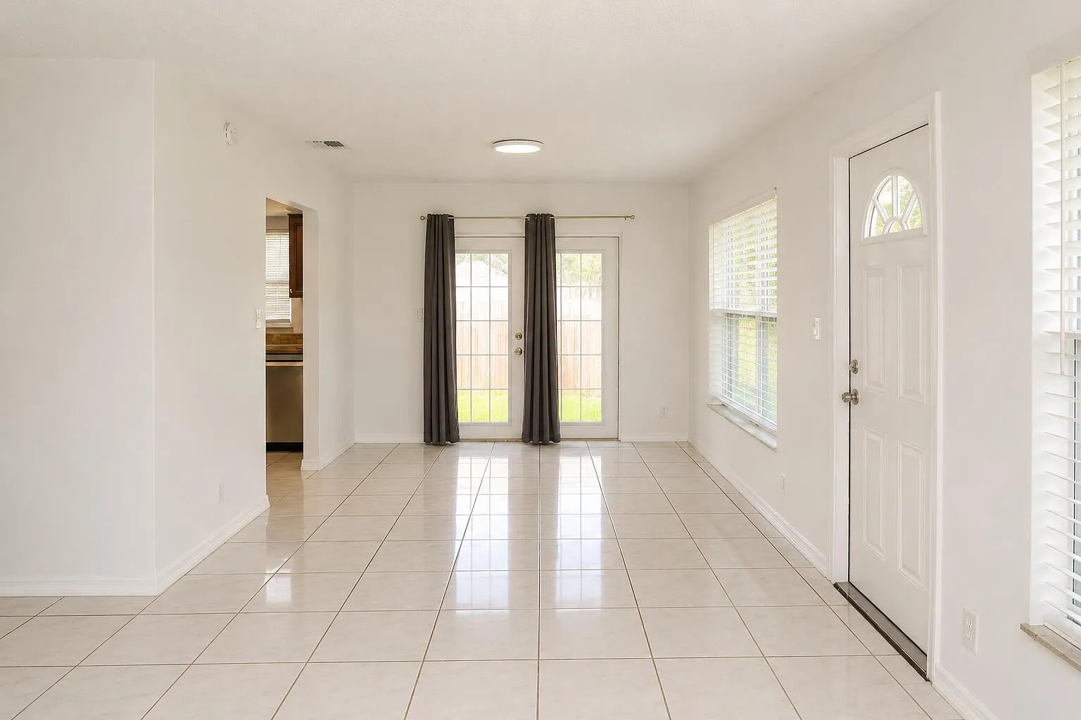 3 bed, 2.0 bath, 1237 sqft, $3,800 — Photo 4