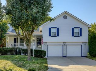 604 SE Pendleton Dr, Lees Summit, MO 64063