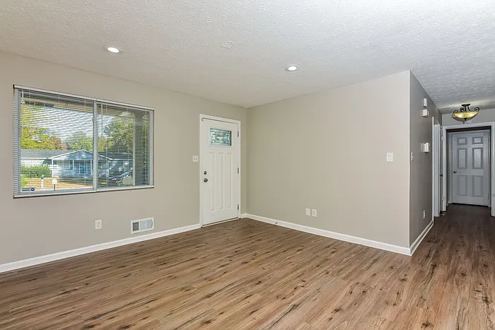 595 Lakeridge Cir SE — Photo 4