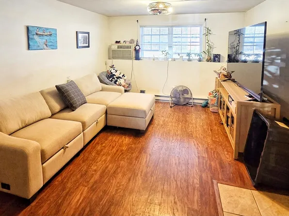 3 Maple Crest Cir APT B, Holyoke, MA 01040