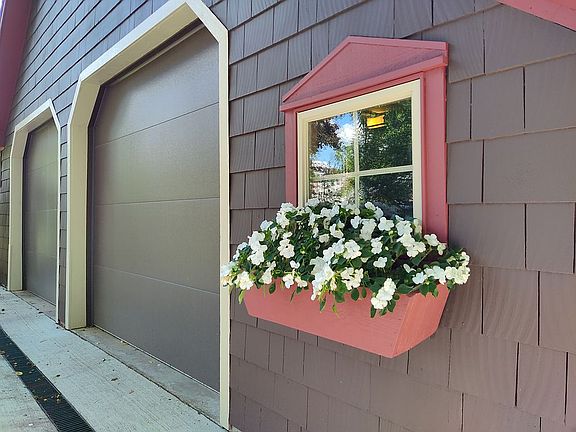 3rd image of 567 W Neshannock Ave