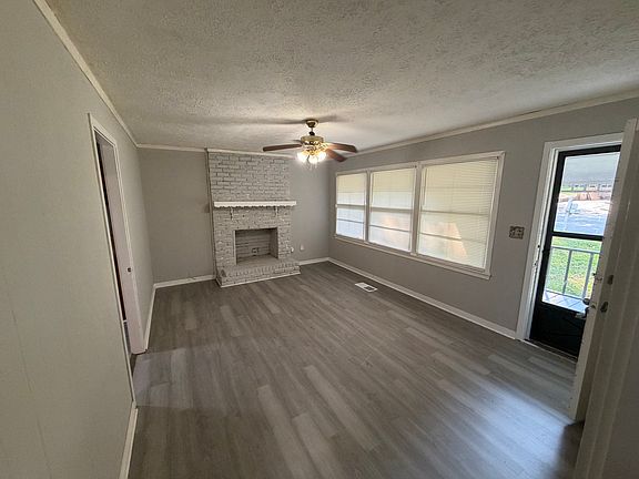 3rd image of 212 Wallis St