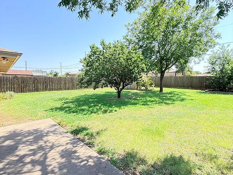 1039 Harris Ln — Photo 32