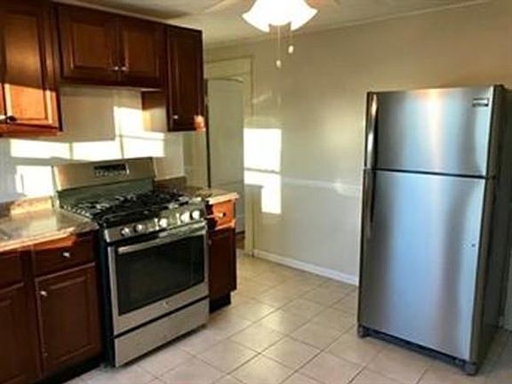 2nd image of 27 Essex St #2