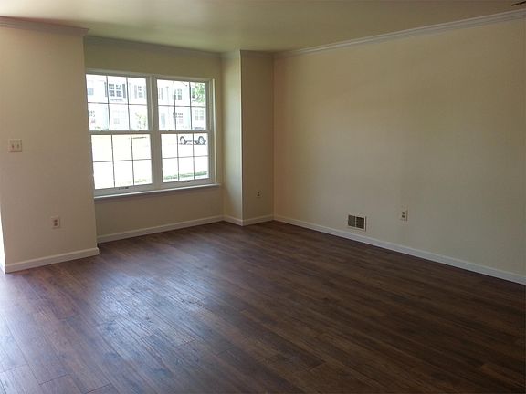 5th image of 403 Lindsley Ct