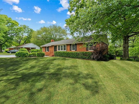 3rd image of 2106 Rainbow Dr