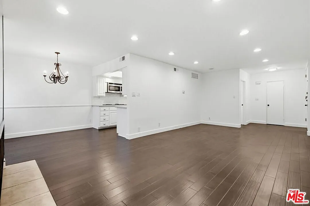 2 bed, 2.0 bath, 1137 sqft, $4,000 — Photo 2