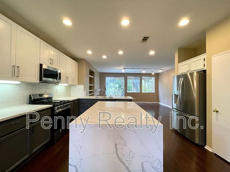 4 bed, 3.0 bath, 2116 sqft, $4,550 — Photo 2