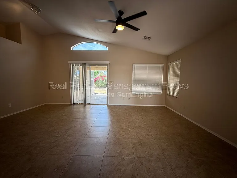 6814 W Louise Dr — Photo 3