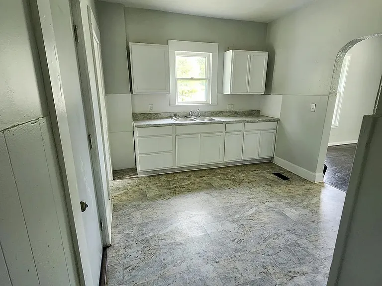 2370 Lagonda Ave — Photo 7