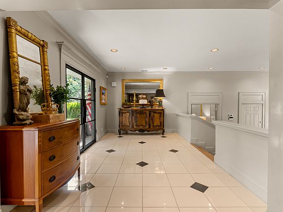 4th image of 1018 Gateway Ln