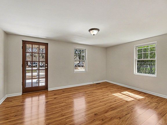4th image of 2105 Parks St