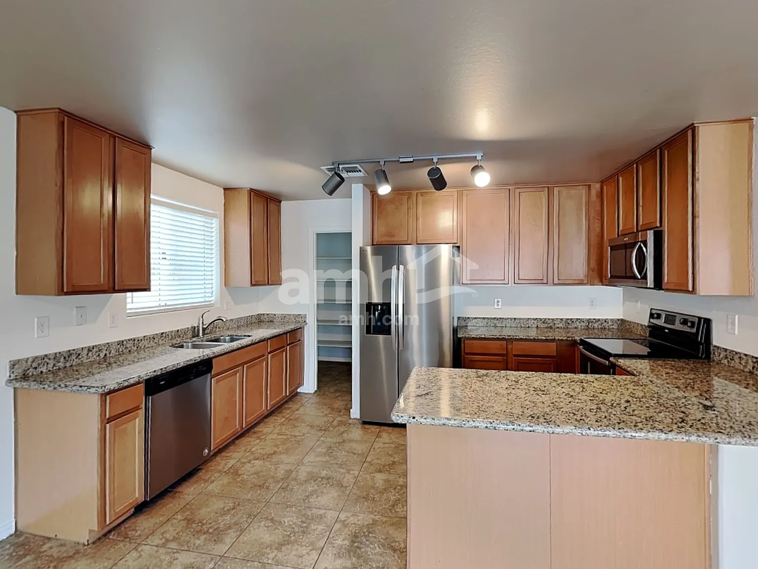 4 bed, 2.5 bath, 2296 sqft, $2,420 — Photo 3