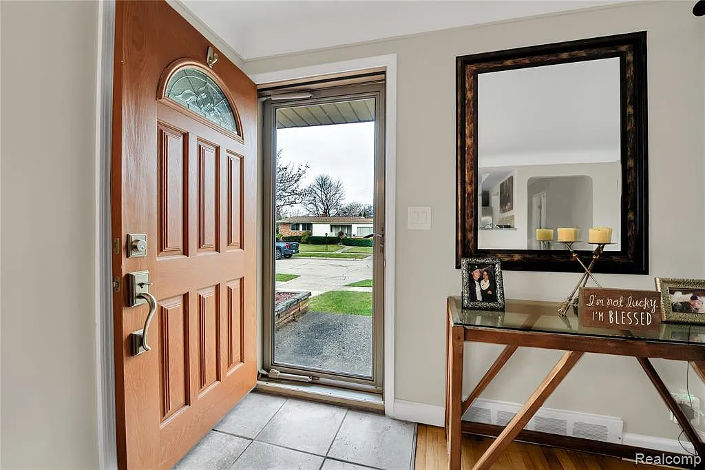 3 bed, 1.5 bath, 2237 sqft, $2,200 — Photo 2