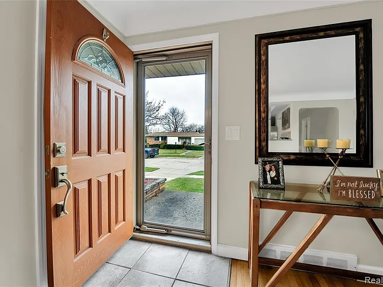 10070 Buckingham Ave — Photo 2
