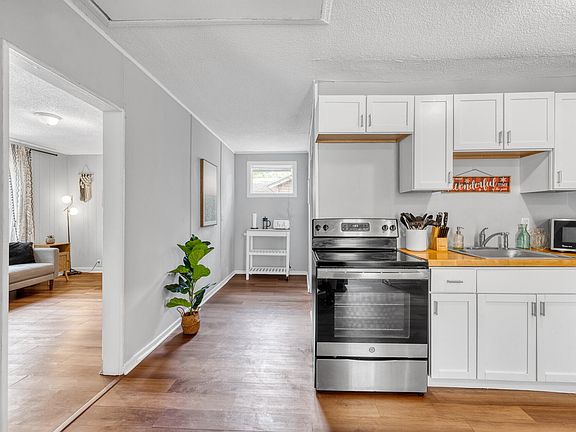 4th image of 2727 E Surrey Dr