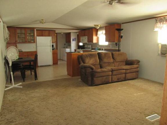 5th image of 1902 E Dahlia Dr