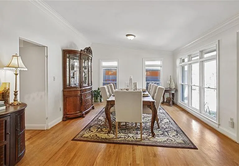 1930 Wildwood Pl NE — Photo 2