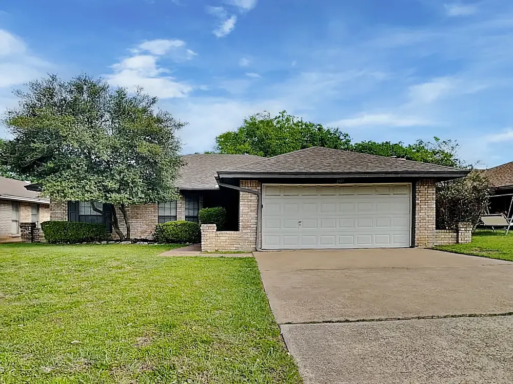 Building Photo - 2027 Chapel Downs Dr