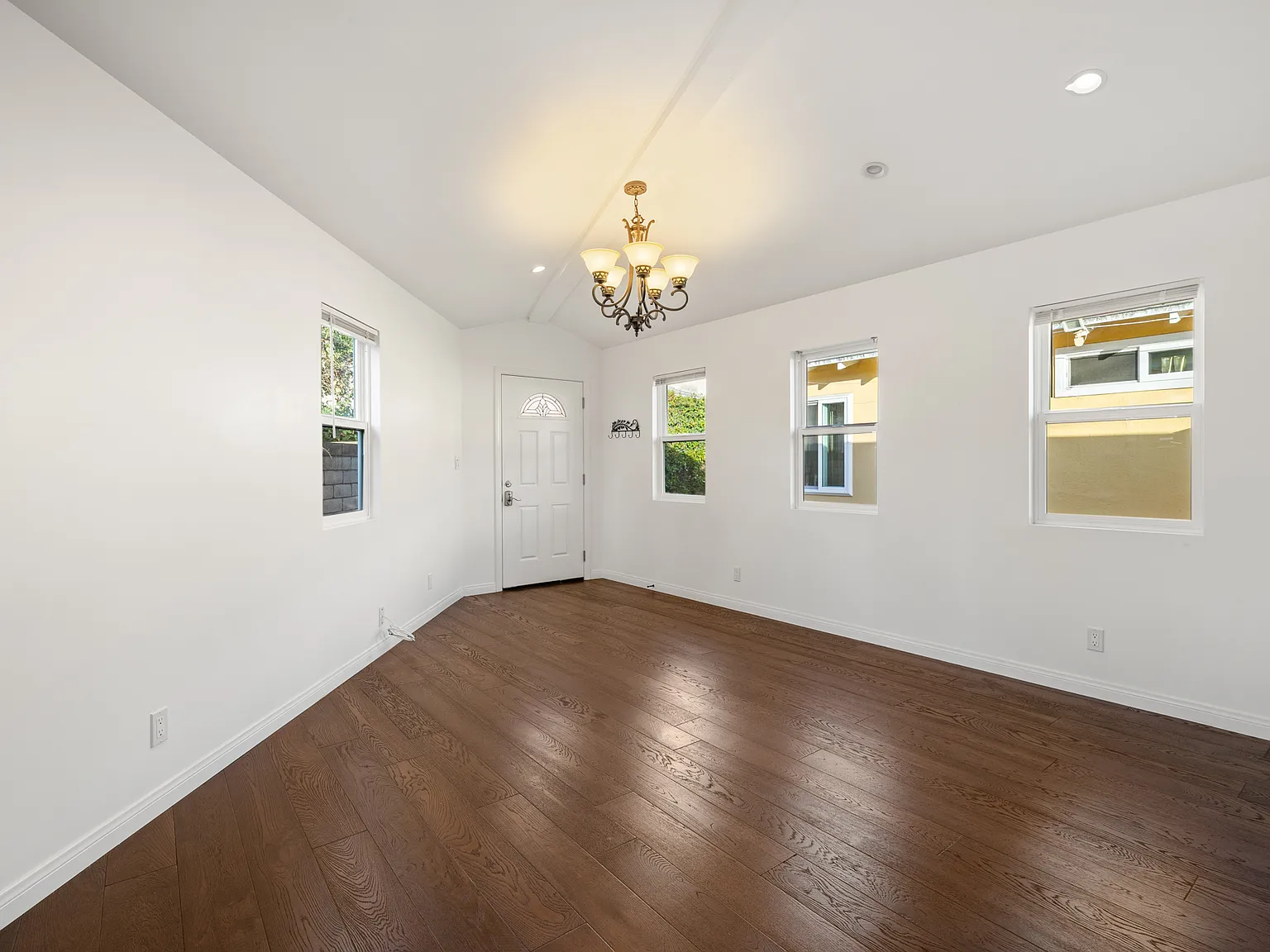 3 bed, 3.0 bath, 1040 sqft, $4,000 — Photo 3