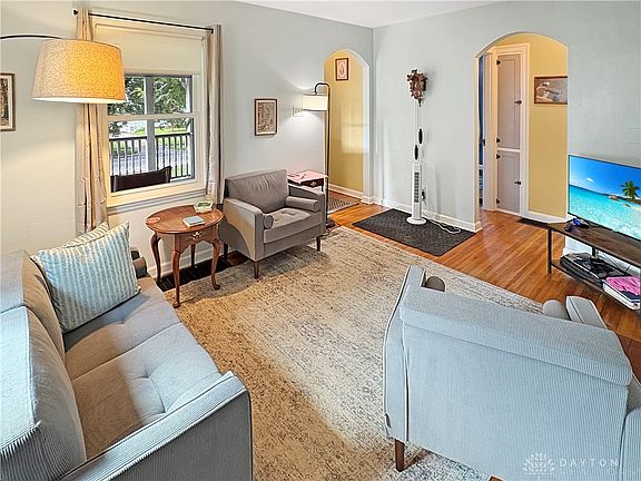 3rd image of 2411 Queen Ave