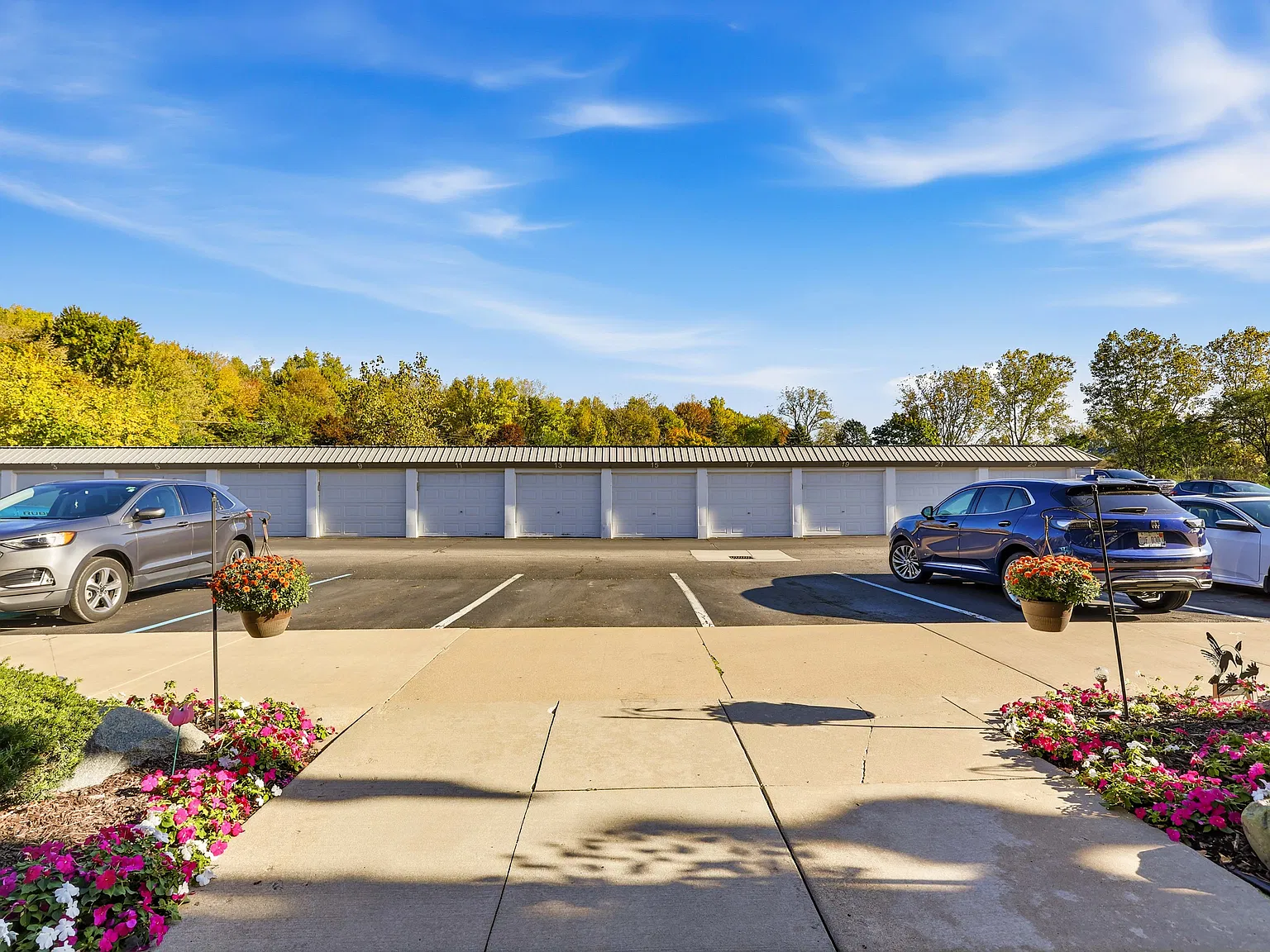 2 bed, 1000 sqft, $2,200 — Photo 2