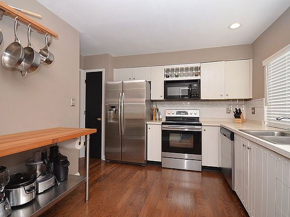 3rd image of 656 Hickory Knoll Ct