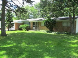 911 N Commerce Rd, Commerce Township, MI 48382