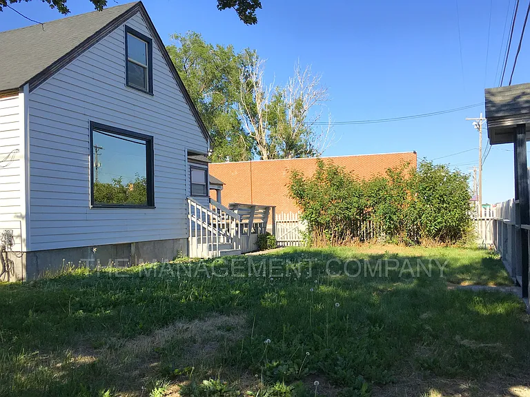 576 Addison Ave W — Photo 32