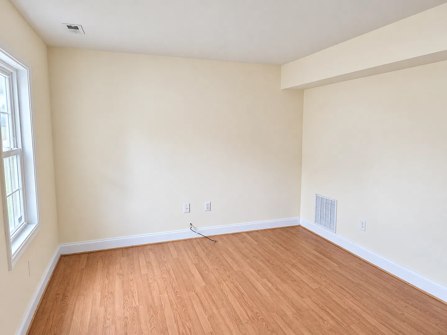 3 Bedroom End Unit Townhouse in Culpepper — Photo 4