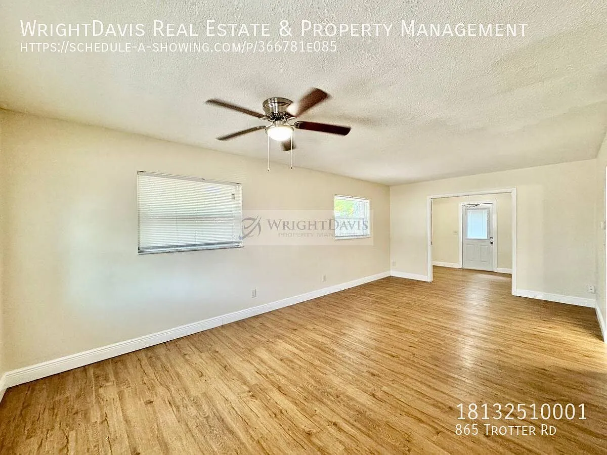 Title Cozy 1BR Duplex with Bonus Room & Private Yard — Photo 3