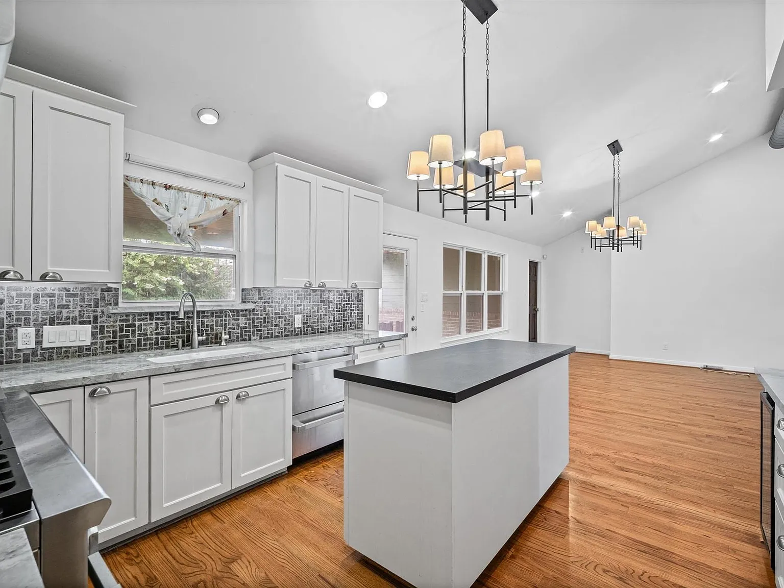 3 bed, 3.0 bath, 2015 sqft, $3,000 — Photo 1
