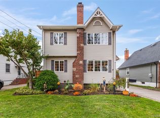 1041 N 4th St, New Hyde Park, NY 11040