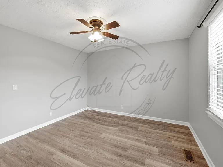 722 Heritage Square Dr — Photo 18