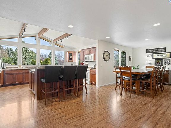 2nd image of 940 SE Glen Echo Rd