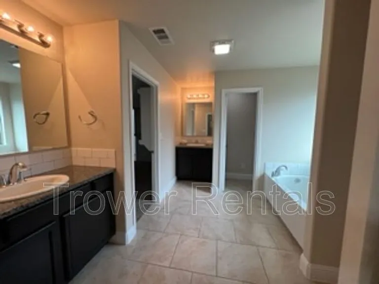 810 E 92nd St — Photo 13