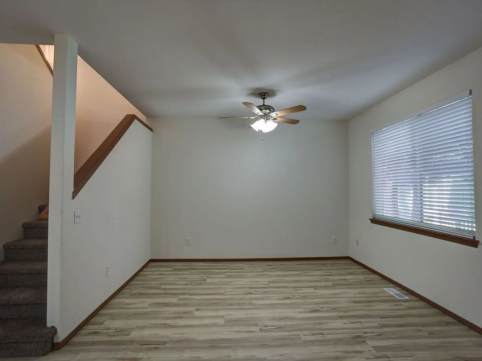 Beautiful 3 Bedroom 2 1/2 Bath, Washer and Dryer In-Unit, Air Conditioning — Photo 2
