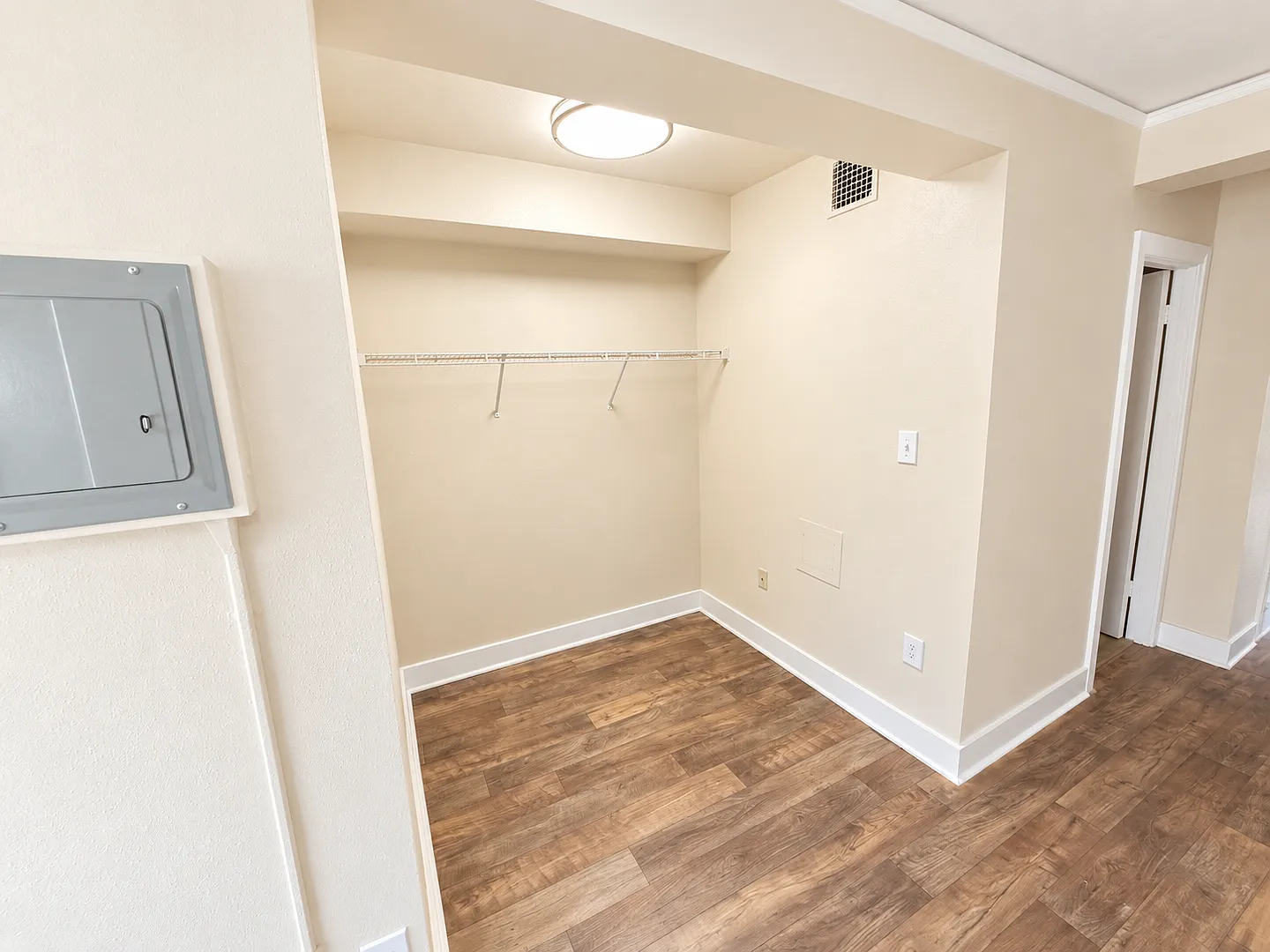 Edwards on Fifth Apartments — Photo 3